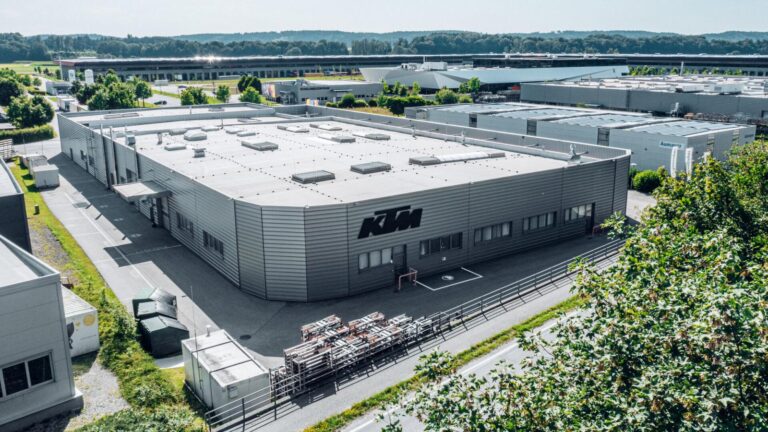 Βουλιάζει στα χρέη μεγάλη εταιρεία -Σταματάει την παραγωγή, στον αέρα 3.000 υπάλληλοι