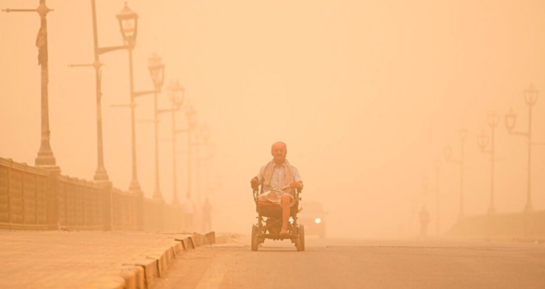 Αμμοθύελλα «τέρας» στο Ιράκ: Πάνω από 1.000 άνθρωποι με αναπνευστικά προβλήματα