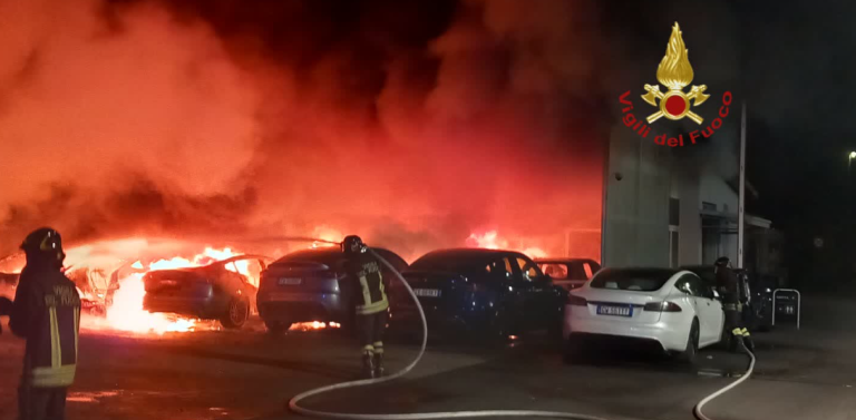 Καίνε… τα Tesla στη Ρώμη – Συναγερμός στην Ιταλία – Για τρομοκρατία μιλά ο Elon Musk