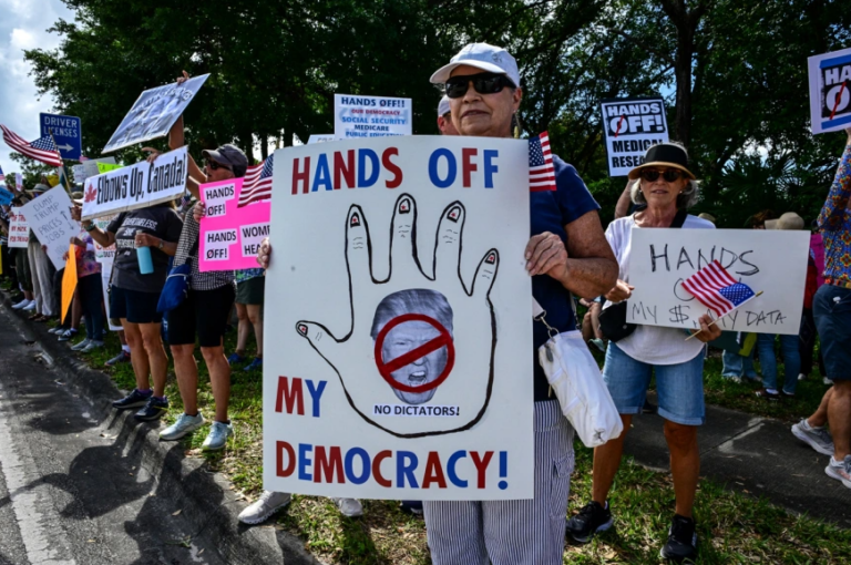 Διαδηλώσεις σε Ευρώπη και ΗΠΑ ενάντια στους δασμούς Τραμπ – «Κάτω τα χέρια από τη δημοκρατία»