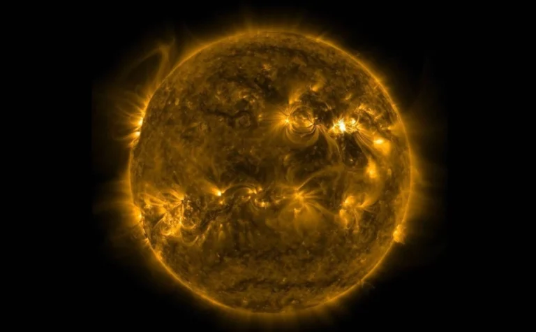 Μια ηλιακή έκρηξη κατηγορίας Μ5.6 «κατευθύνεται» προς τη Γη – Τι σημαίνει αυτό για τον πλανήτη