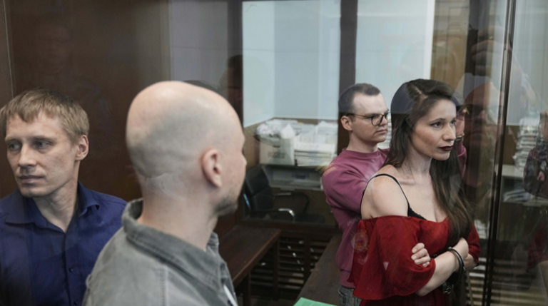 Ρωσία: Σε φυλάκιση 5,5 ετών καταδικάστηκαν τέσσερις δημοσιογράφοι