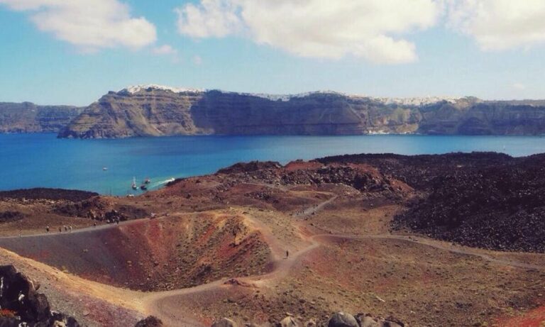 Ξένη καθηγήτρια προειδοποίει για τη Σαντορίνη: Τα υποθαλάσσια ηφαίστεια είναι ικανά για μεγάλες εκρήξεις