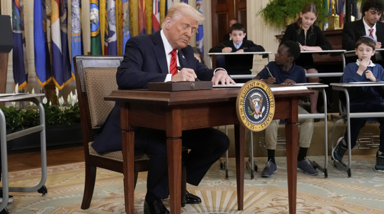 100 πρώτες ημέρες Τραμπ στον Λευκό Οίκο: Δασμοί, ‘Ιλον Μασκ, διαπραγματεύσεις με Πούτιν, επεισόδιο με Ζελένσκι