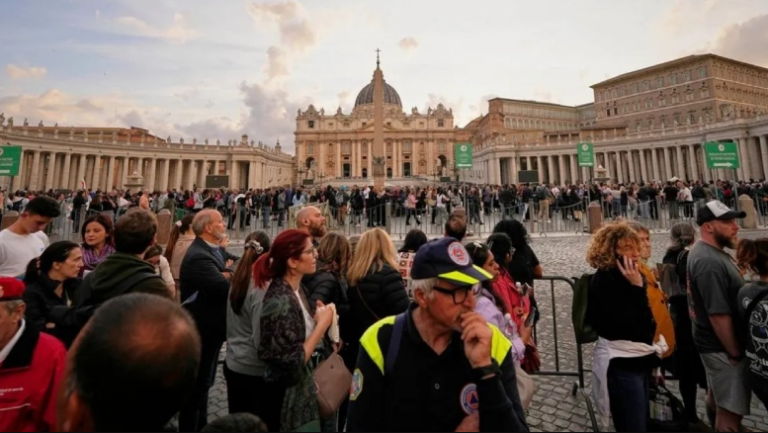 Χιλιάδες πιστοί για το λαϊκό προσκύνημα στον «Πάπα των Φτωχών»