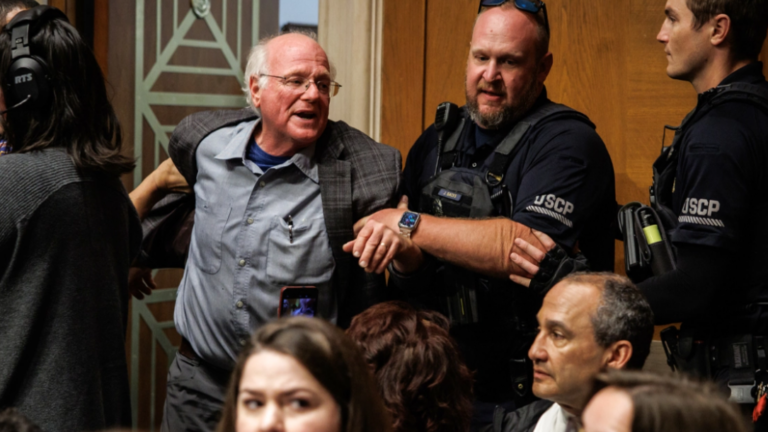 Βίντεο: Συνελήφθη ο συνιδρυτής της  Ben & Jerry’s- Φώναξε υπέρ της Γάζας, τον έσπρωχναν μέσα στο Κογκρέσο