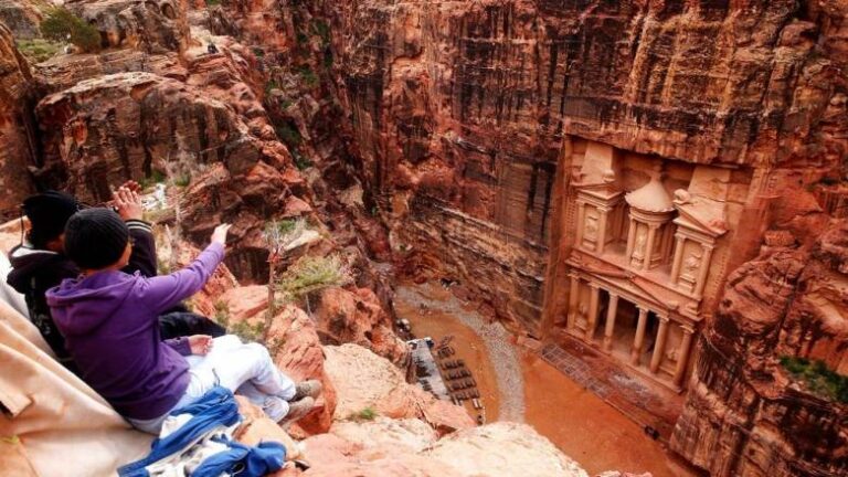 Η οργή του ουρανού «χτύπησε» την Πέτρα της Ιορδανίας – Σκηνές πανικού στον αρχαιολογικό χώρο