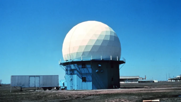 «Είναι όπλα»: Γιατί παραστρατιωτική ομάδα συνωμοσιολογιών έβαλε στο «στόχαστρο» τα ραντάρ καιρού