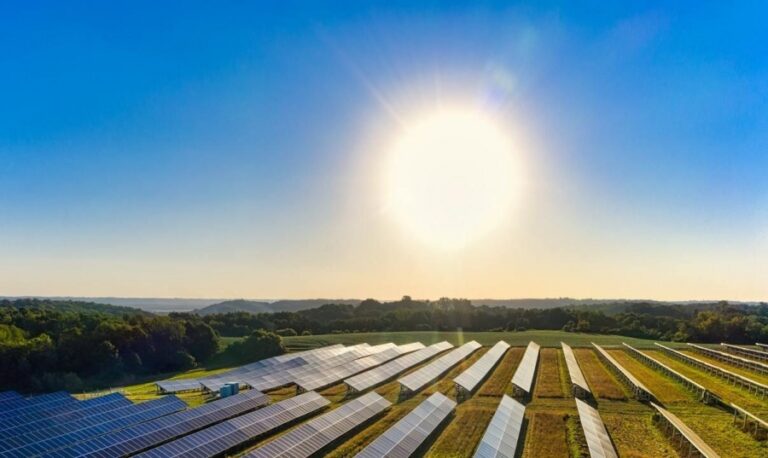 Θρίλερ με ενεργειακή κατασκοπεία από την Κίνα: Κρυφές συσκευές στα φωτοβολταϊκά απειλούν το ηλεκτρικό δίκτυο των ΗΠΑ