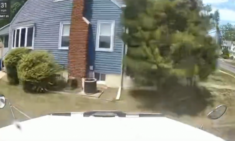 Σοκαριστικό βίντεο: Φορτηγό 33 τόνων έπεσε πάνω σε σπίτι στο Νιου Τζέρσεϊ καταστρέφοντας το