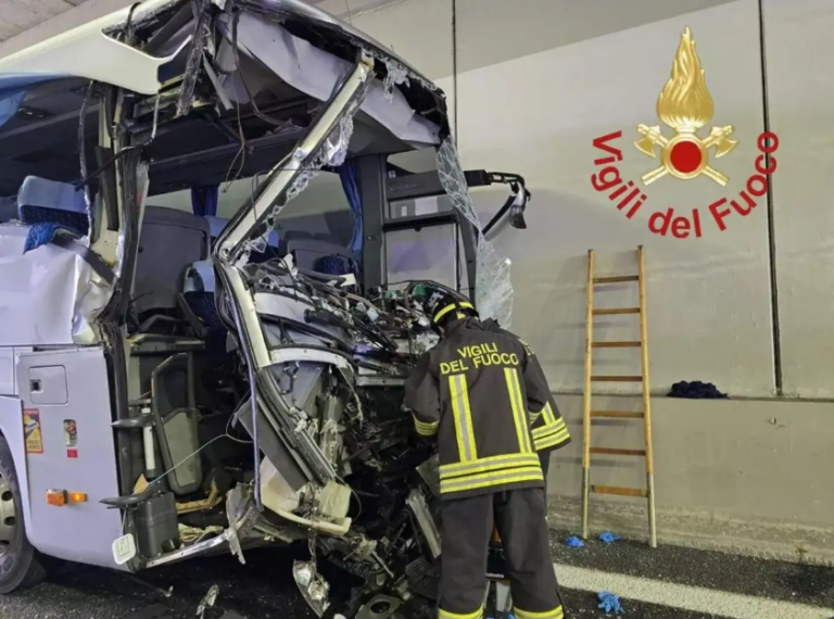Ιταλία: Φορτηγό συγκρούστηκε με σχολικό λεωφορείο – Νεκρή μία δασκάλα