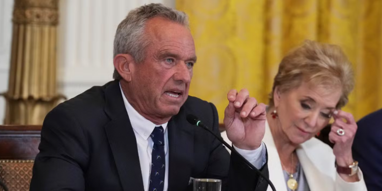 Κόλαφος για υπερεπεξεργασμένα τρόφιμα, εμβόλια και υπερσυνταγογράφηση φαρμάκων η έκθεση της επιτροπής Kennedy MAHA