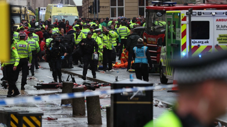 Σε σοβαρή κατάσταση δύο από τους 47 τραυματίες μετά την πτώση αυτοκινήτου σε πλήθος στο Λίβερπουλ – 53χρονος Βρετανός ο δράστης