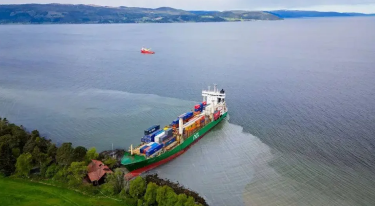 Απίστευτες εικόνες: Άνδρας στη Νορβηγία ξύπνησε και βρήκε τεράστιο πλοίο κοντέινερ, 135 μέτρων, στον κήπο του