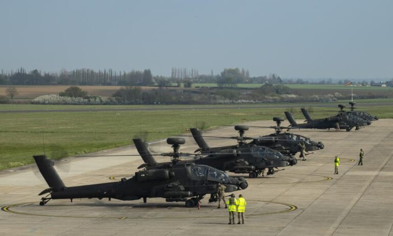 Το Ηνωμένο Βασίλειο στέλνει στρατεύματα, Apache και πυραύλους στα σύνορα του ΝΑΤΟ με τη Ρωσία προκαλώντας οργή στο Κρεμλίνο