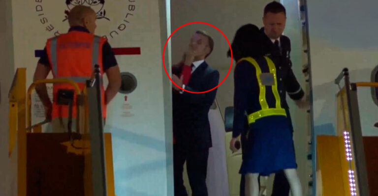 Η Μπριζίτ χαστουκίζει τον Ε.Μακρόν ενώ άνοιγε η πόρτα του αεροσκάφους!