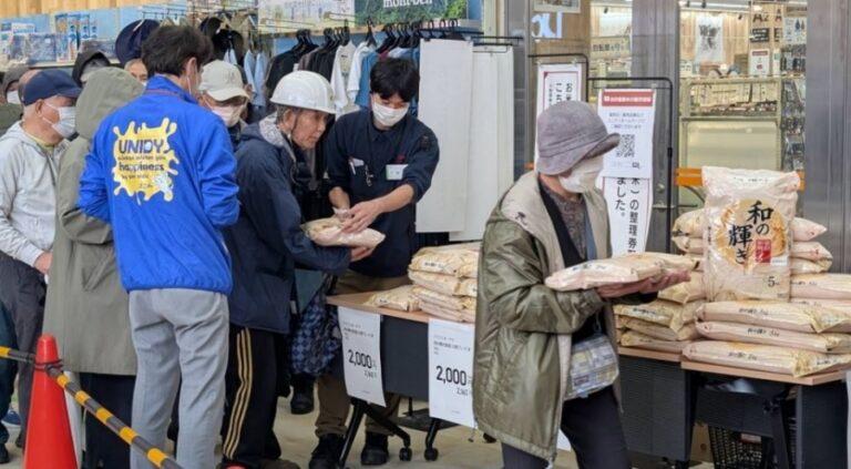 Σοκ στην Ιαπωνία, στέκονται στην ουρά για λίγο φθηνό ρύζι – Άνευ προηγουμένου κρίση, κλονίζεται η κυβέρνηση