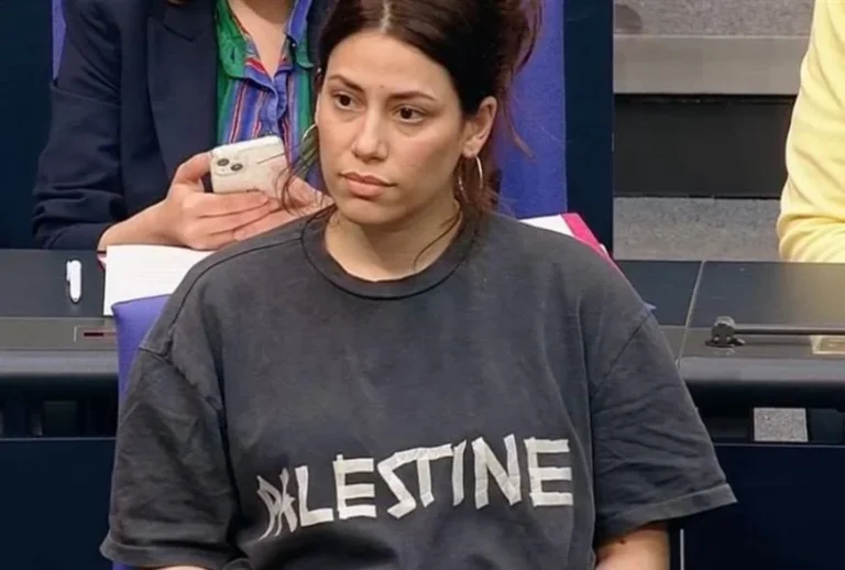 Γερμανία: Η πρόεδρος της Bundestag απέβαλε βουλευτή που φορούσε μπλούζα με την λέξη «Παλαιστίνη»