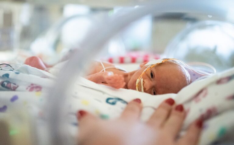 Το βάραθρο του θανάτου άνοιξε στη Μ.Βρετανία: Νέος νόμος – ΤΕΡΑΣ επιτρέπει τις εκτρώσεις και μετά τις 24 εβδομάδες!