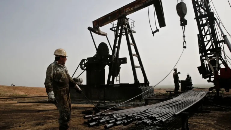 Ιρακινός ΥΠΕΞ: «Ετοιμαστείτε για 300 δολάρια το βαρέλι πετρελαίου αν δεν σταματήσει η σύγκρουση Ιράν-Ισραήλ»