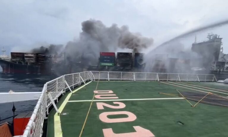 Φωτιά σε φορτηγό πλοίο ανοικτά της Ινδίας – Μετέφερε πάνω από 2.000 τόνους καυσίμων