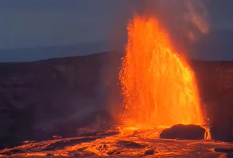 Πίδακες λάβας ύψους ως και 300 μέτρα εκτόξευσε το ηφαίστειο Κιλαουέα στη Χαβάη