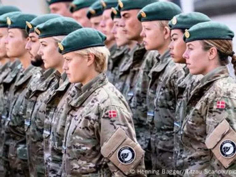 Δανία: Υποχρεωτική στρατιωτική θητεία και για τις γυναίκες
