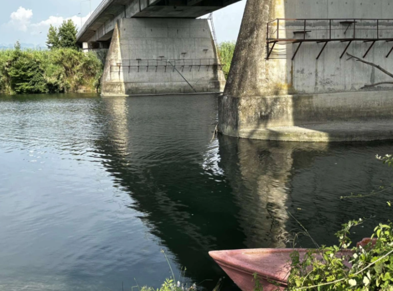 Στο νερό για τουλάχιστον 20′ έμειναν τα παιδιά που ανασύρθηκαν από τον Άραχθο