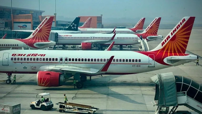 Αεροσκάφος της Air India με 242 επιβάτες συνετρίβη κοντά στο αεροδρόμιο του Αχμενταμπάντ