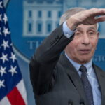 Ο Διευθυντής του FBI έχει άσχημα νέα για τον υπέρμαχο των μαζικών εμβολιασμών, Άντονι Φάουτσι