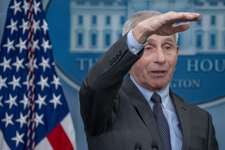 Ο Διευθυντής του FBI έχει άσχημα νέα για τον υπέρμαχο των μαζικών εμβολιασμών, Άντονι Φάουτσι