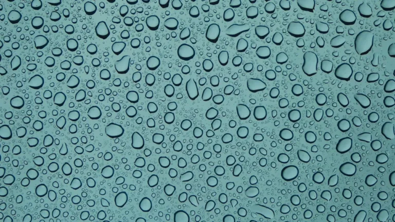 Επιστήμονες ανακάλυψαν τυχαία υλικό που συλλέγει πόσιμο νερό από τον αέρα, χωρίς ενέργεια ή φίλτρα