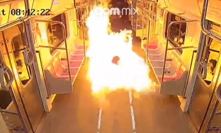 Νότια Κορέα: Το σοκαριστικό βίντεο της στιγμής που άντρας βάζει φωτιά σε βαγόνι του μετρό στη Σεούλ