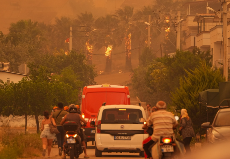Μαίνονται οι πυρκαγιές στη Σμύρνη: Εκκενώθηκαν τουλάχιστον 10 οικισμοί, κάηκαν σπίτια και έχουν συλληφθεί 17 άτομα