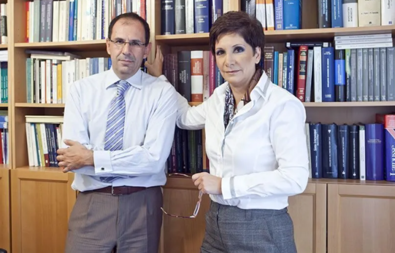 Γεραπετρίτης: Η γυναίκα του Αλεξάνδρα Γουρζή δίνει τις άδειες ως επικεφαλής της ΡΑΕ για την εγκατάσταση των ανεμογεννητριών και ο υπουργός μαζί με πεθερό του μέσω της ΤΕΡΝΑ αρπάζουν το χρήμα –