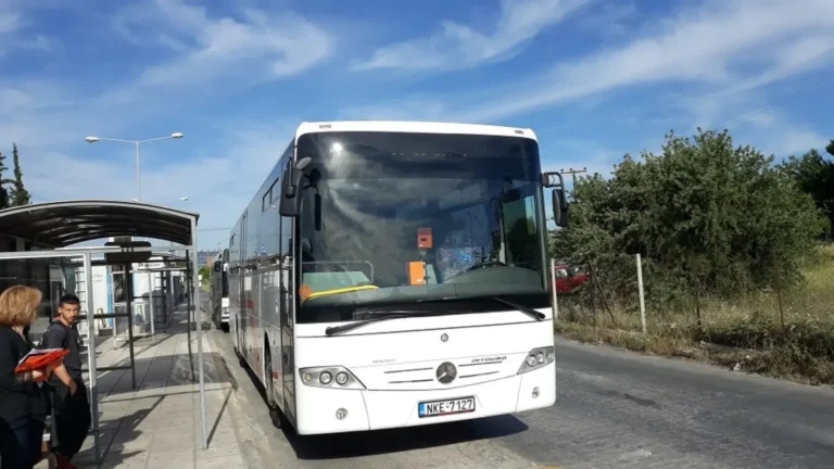 Χαλκιδική: Αυτοκίνητο έπεσε πάνω σε ανθρώπους που περίμεναν σε στάση του ΚΤΕΛ – Πληροφορίες για 7 τραυματίες