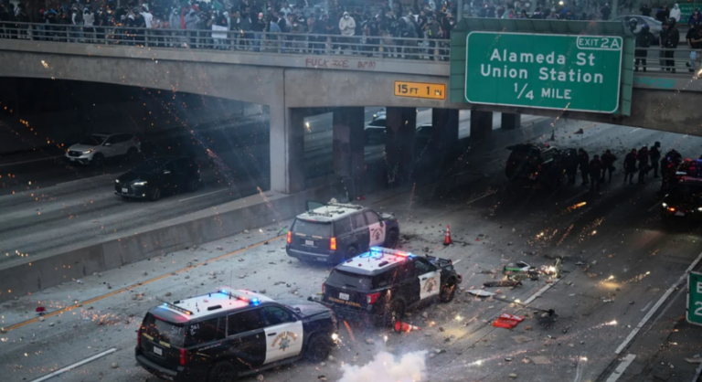 Σκηνές χάους στο Λος Άντζελες: Διαδηλωτές καίνε αυτοκίνητα, η Εθνοφρουρά απαντά με πλαστικές σφαίρες, σε ετοιμότητα 500 πεζοναύτες