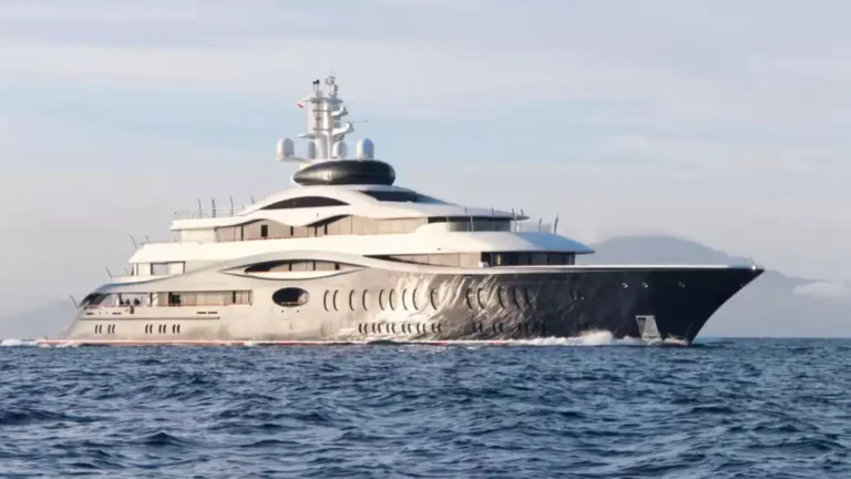 Στην Ψάθα η εντυπωσιακή θαλαμηγός του Μάρκ Ζούκερμπεργκ – Είναι 118 μέτρα και κοστίζει 300 εκατ. δολάρια