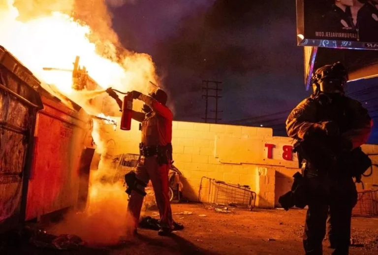 Χάος στο Λος Άντζελες: Κατέφθασε η Εθνοφρουρά – Διαρκείς οι συγκρούσεις, πέφτουν δακρυγόνα