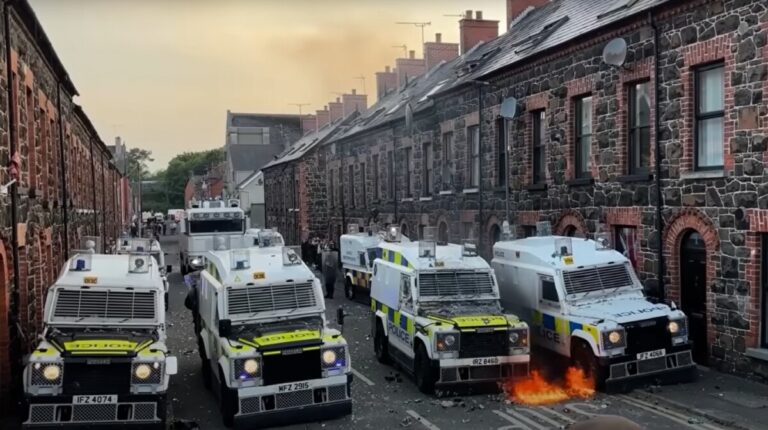 Βόρεια Ιρλανδία / Εκτεταμένες συγκρούσεις και πυρπόληση σπιτιών με ρατσιστικά κίνητρα