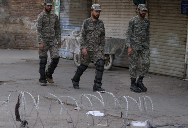 Πακιστάν: Δεκατρείς στρατιώτες νεκροί σε επίθεση αυτοκτονίας