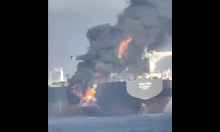 Συγκρούστηκαν πετρελαιοφόρα στα Στενά του Ορμούζ – Ξέσπασε μεγάλη φωτιά