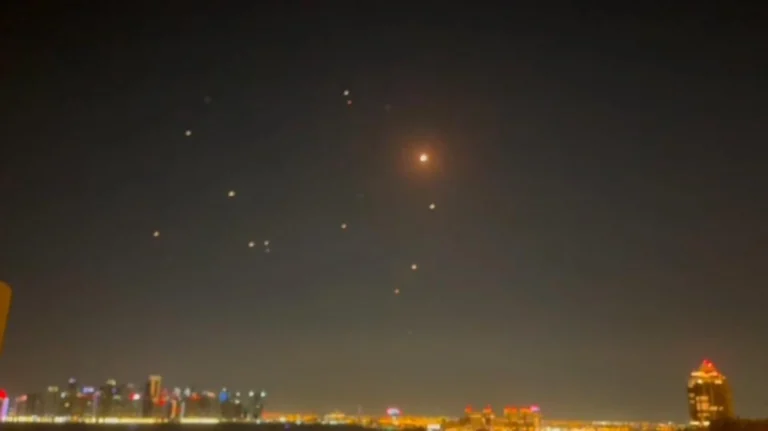 Γενικεύεται η κρίση στη Μέση Ανατολή: Ιρανικοί πύραυλοι σε βάσεις των ΗΠΑ σε Κατάρ και Ιράκ – Ακούστηκαν εκρήξεις στη Ντόχα, σειρήνες σε Μπαχρέιν και Κουβέιτ