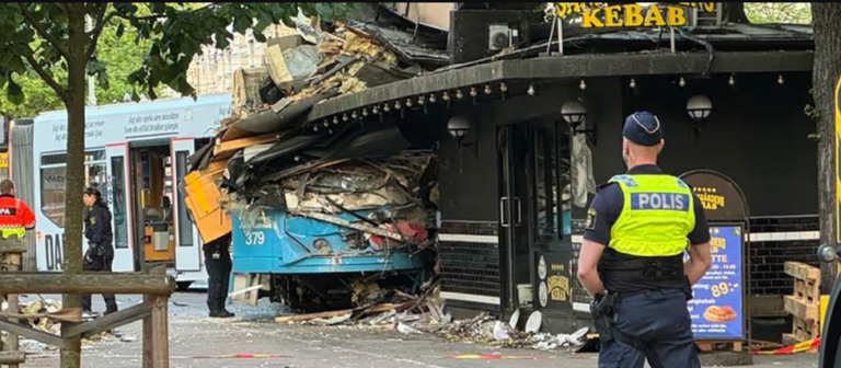 Σουηδία: Τραμ εκτροχιάστηκε και έπεσε σε πιτσαρία – Αναφορές για αρκετούς τραυματίες