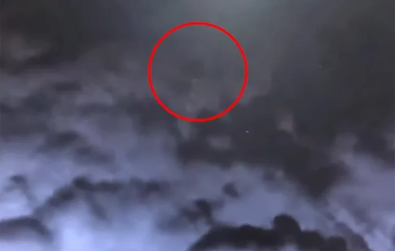 Ο στρατός των ΗΠΑ κατέγραψε ιπτάμενο δίσκο – Δόθηκε στη δημοσιότητα εντυπωσιακό βίντεο UAP από τα σύνορα Αφγανιστάν-Πακιστάν