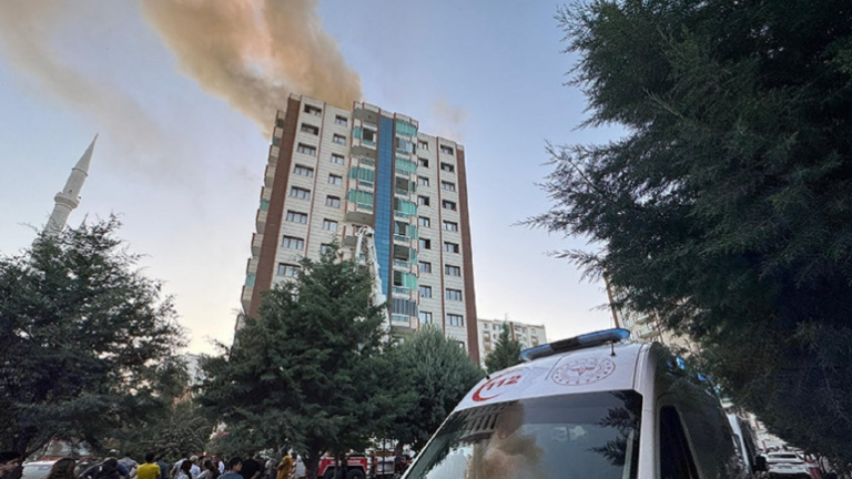 Τέσσερις νεκροί εξαιτίας πυρκαγιάς σε πολυκατοικία 13 ορόφων στην Τουρκία