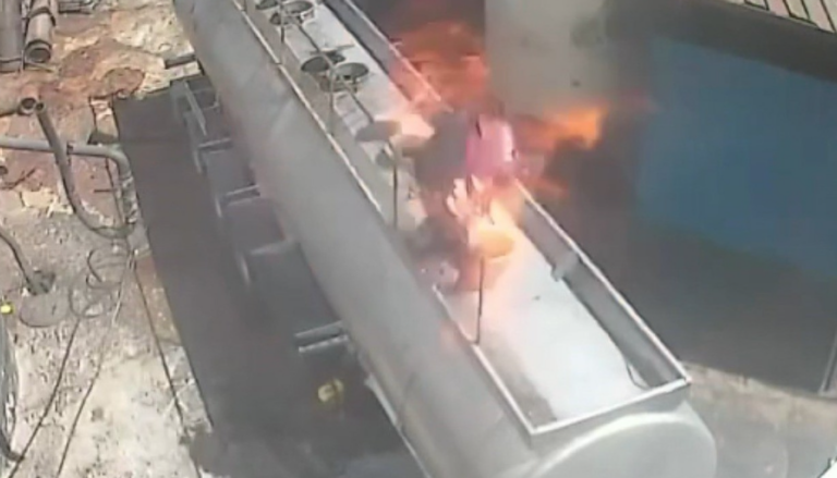 Βίντεο: Άνοιξε το καπάκι σε βυτιοφόρο καυσίμων με τσιγάρο στο στόμα – Θανάσιμο λάθος