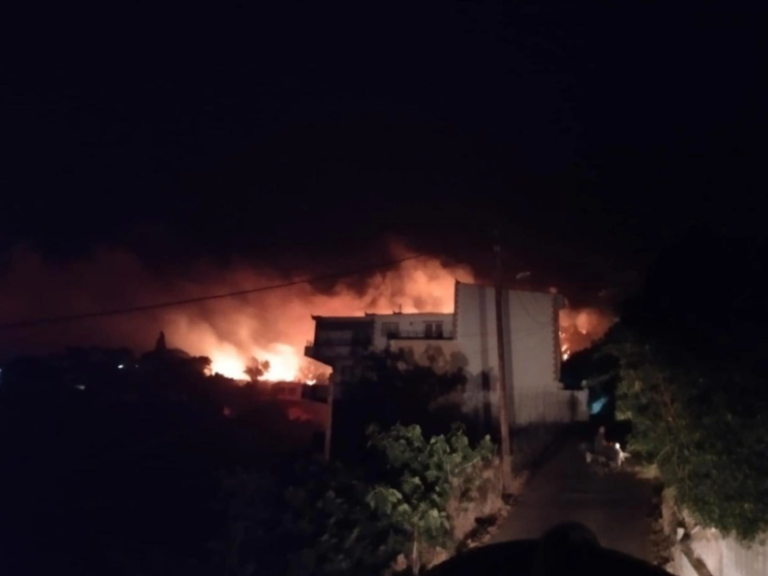 Μαίνονται οι πυρκαγιές στη Χίο – Μήνυμα 112 στην περιοχή Δαφνώνα, στη «μάχη» πάνω από 200 πυροσβέστες