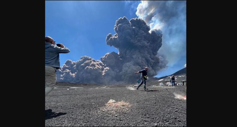 Σκηνές πανικού κοντά στην Αίτνα: Τουρίστες τρέχουν αναστατωμένοι να σωθούν από το τεράστιο σύννεφο τέφρας