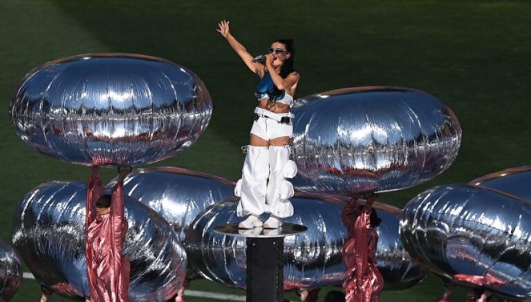 “Όχι σήμερα Σατανά”: Η Katy Perry κόντεψε…να πέσει από τον αέρα σε συναυλία